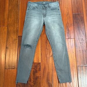 MOTHER Women Skinny Jeans in Faded Gray with Distressed Knee